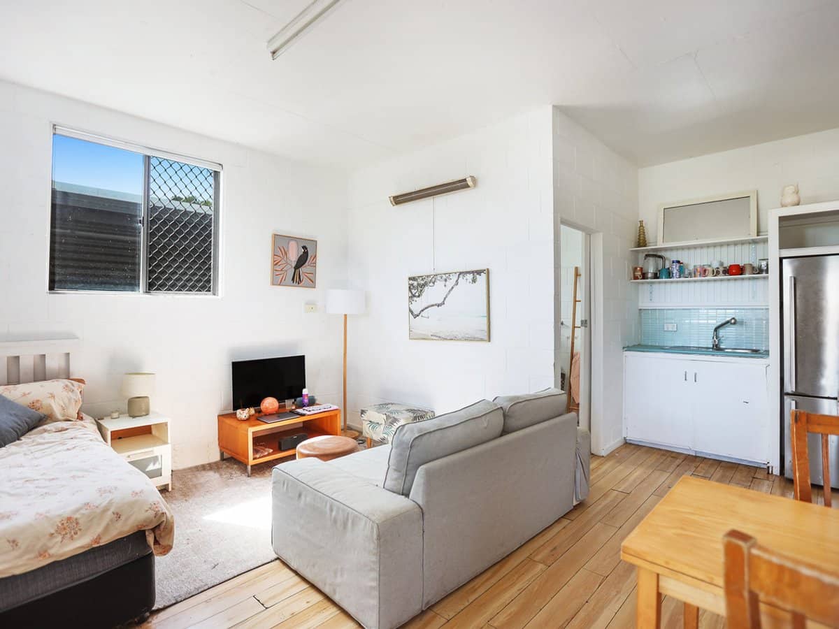 28 Rutledge Street, COOLANGATTA - Thumbnail 8