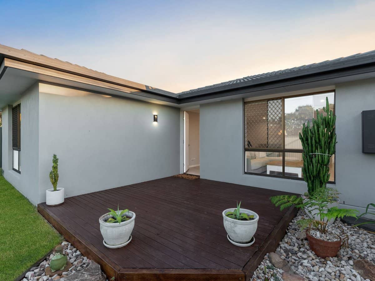 14 Lycoris Street, CRESTMEAD - Thumbnail 2