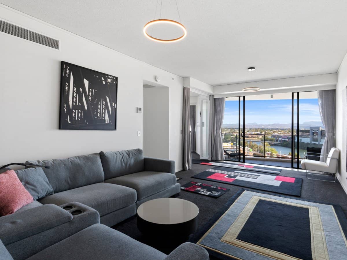 22 Surf Parade, BROADBEACH - Thumbnail 2