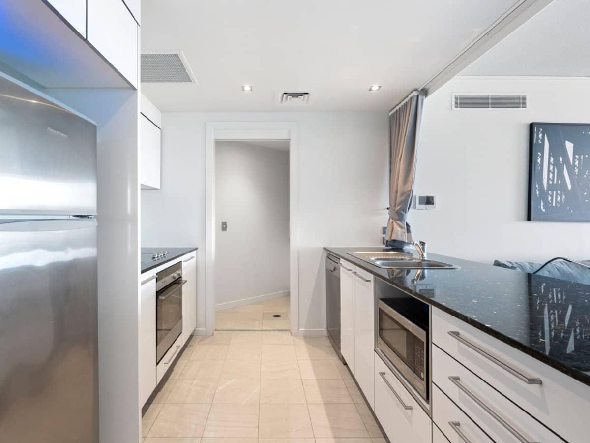 22 Surf Parade, BROADBEACH - Thumbnail 4