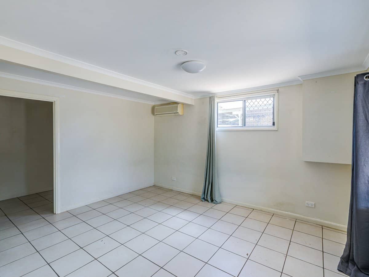 133 Waratah Drive, CRESTMEAD - Thumbnail 2