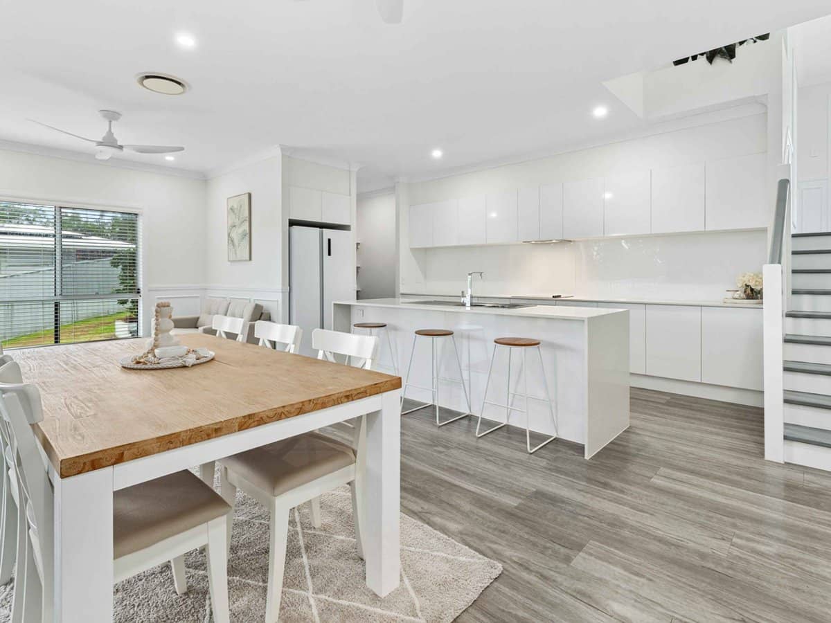 24 Kingcrest Drive, REEDY CREEK - Thumbnail 3