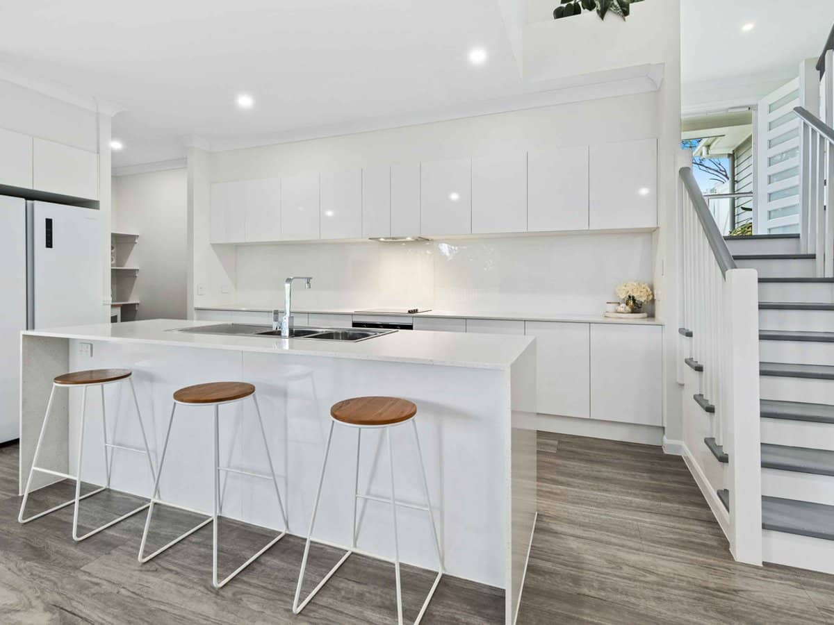 24 Kingcrest Drive, REEDY CREEK - Thumbnail 4