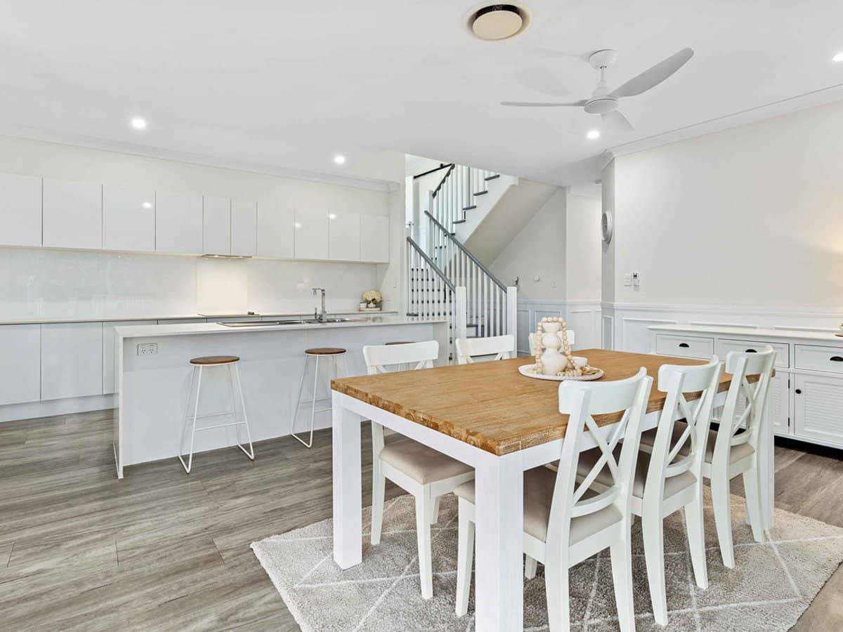 24 Kingcrest Drive, REEDY CREEK - Thumbnail 5