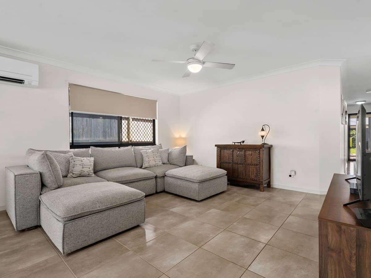 17 Shale Avenue, LOGAN RESERVE - Thumbnail 3