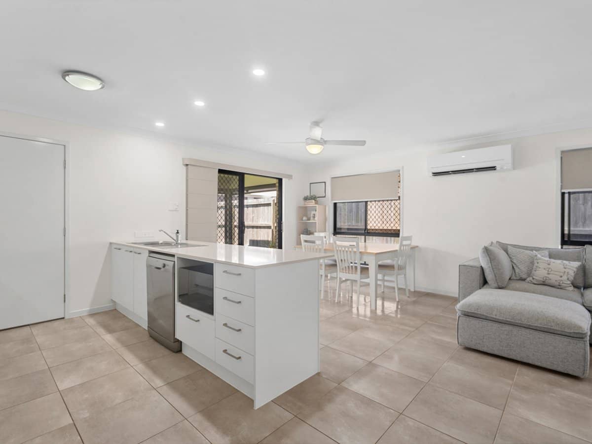 17 Shale Avenue, LOGAN RESERVE - Thumbnail 4