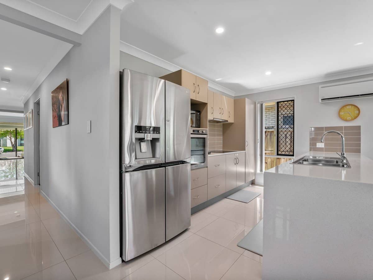 48 South Quarter Drive, LOGANLEA - Thumbnail 2