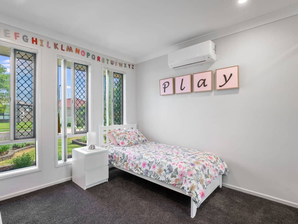 48 South Quarter Drive, LOGANLEA - Thumbnail 7