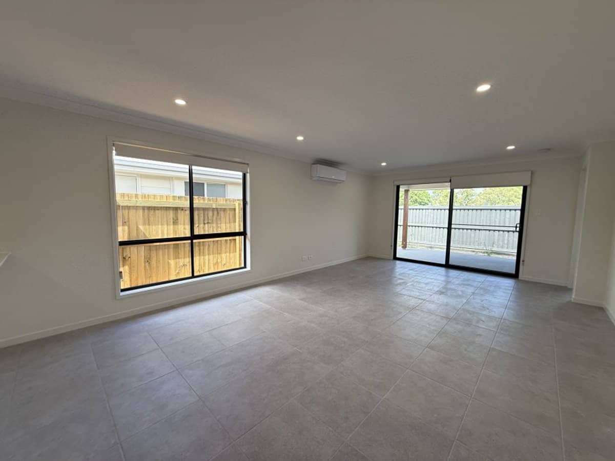 16 Howe Circuit, LOGAN RESERVE - Thumbnail 2