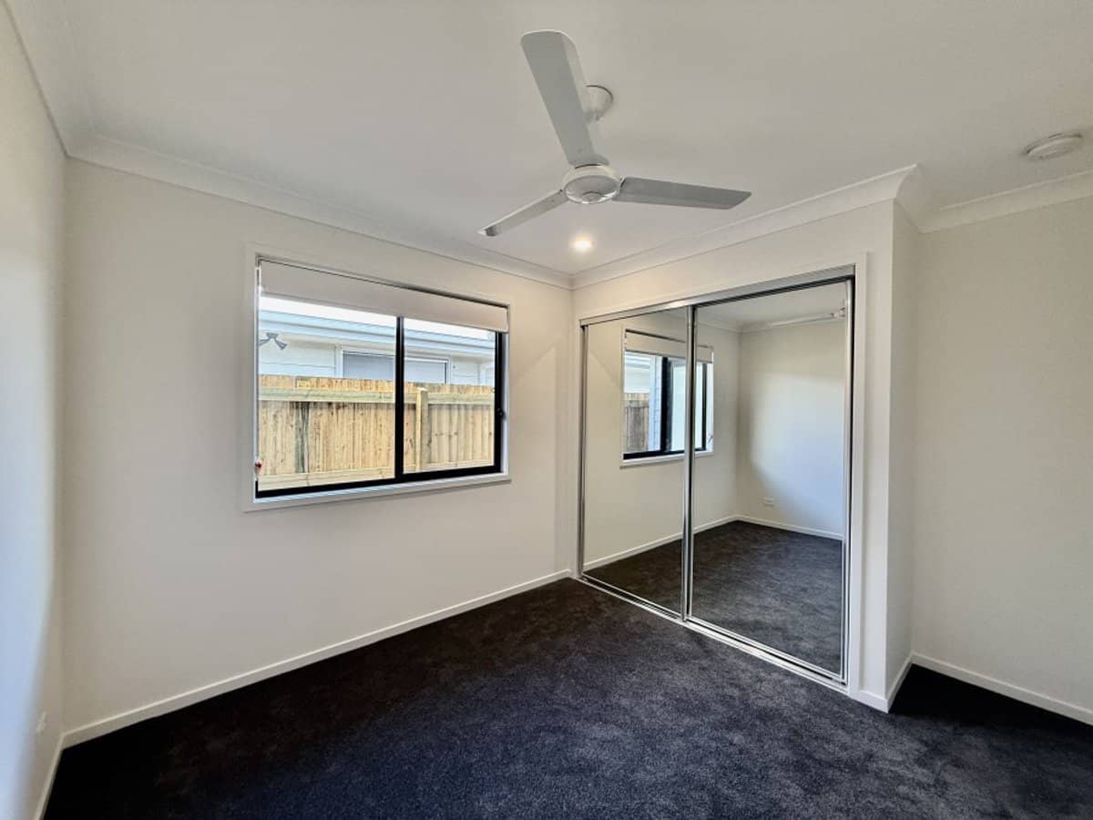 16 Howe Circuit, LOGAN RESERVE - Thumbnail 4