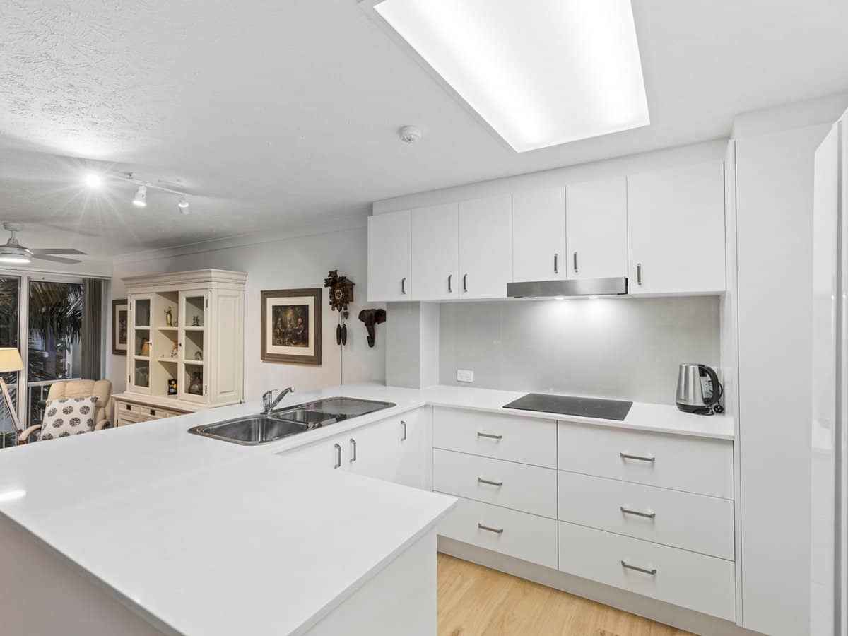 19 Riverview Parade, SURFERS PARADISE - Thumbnail 3