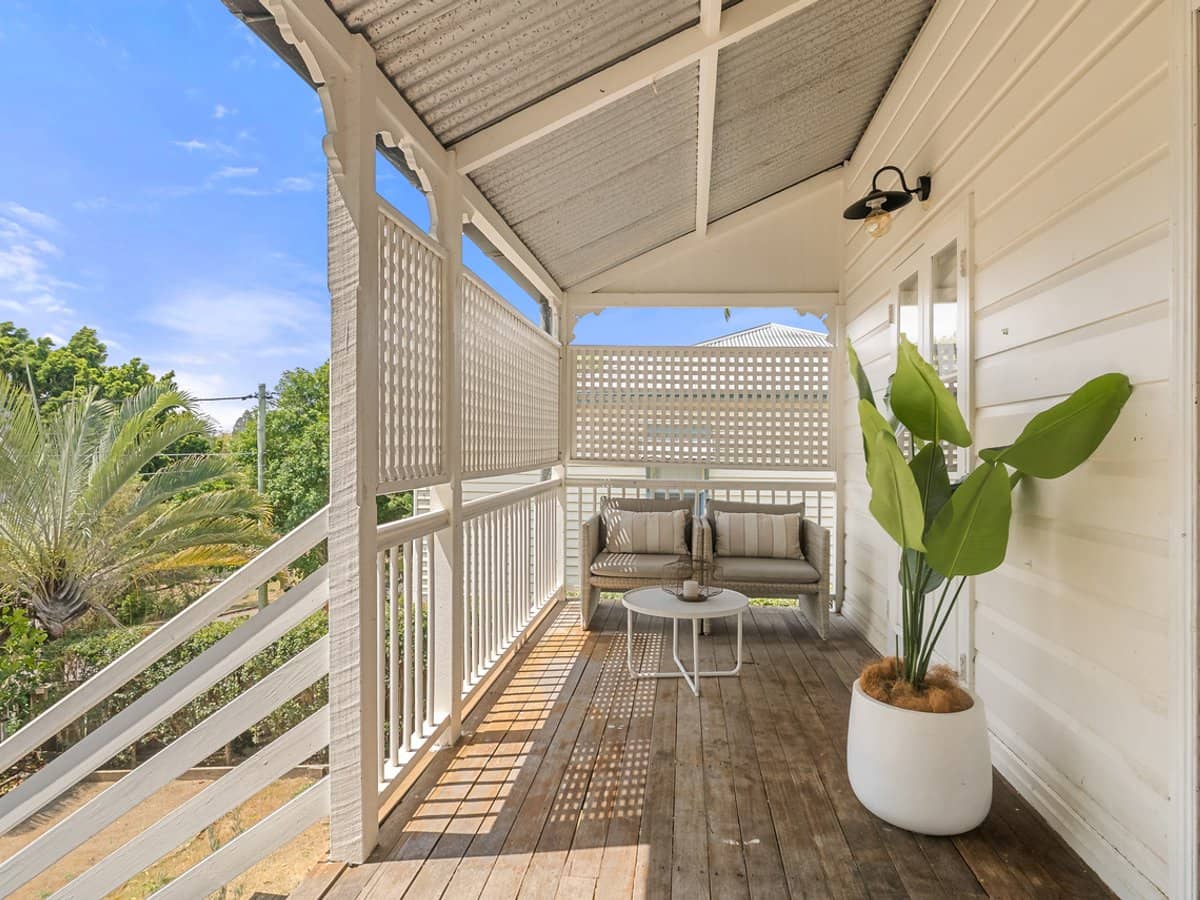 135 Empress Terrace, BARDON - Thumbnail 2