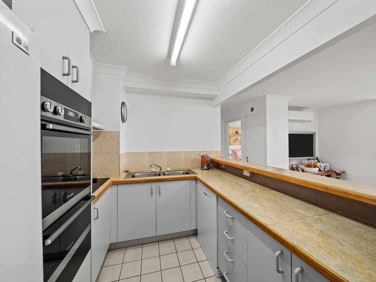 70 Remembrance Drive, SURFERS PARADISE - Thumbnail 7