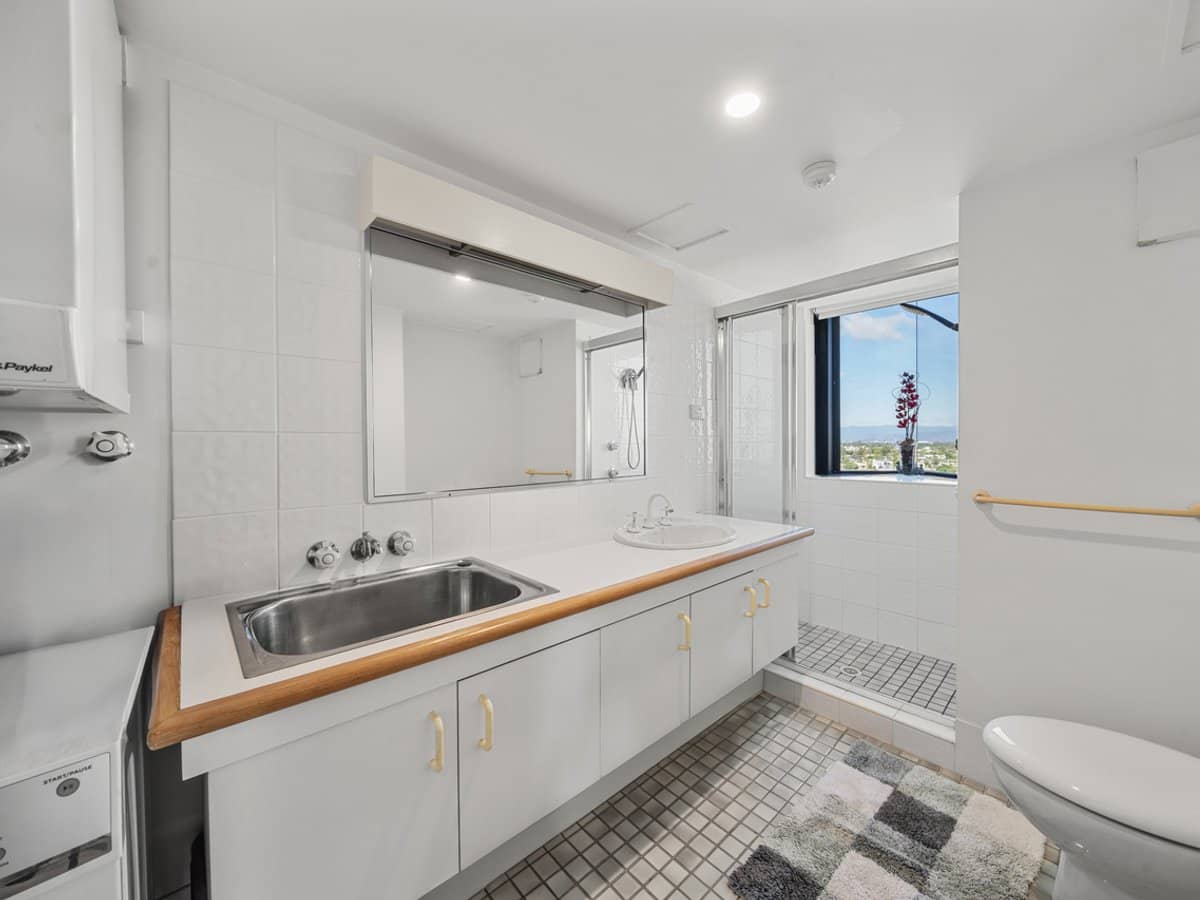 70 Remembrance Drive, SURFERS PARADISE - Thumbnail 11