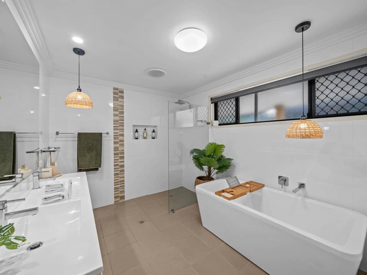 2 Fuchsia Way, GAVEN - Thumbnail 18