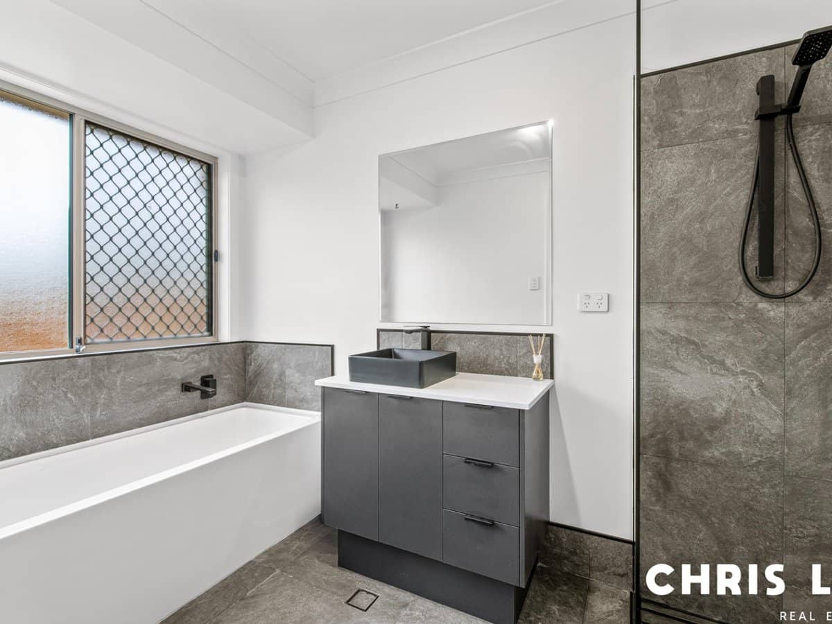 28 Black Diamond Crescent, EDENS LANDING - Thumbnail 11