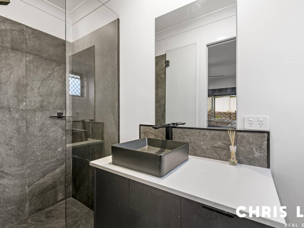 28 Black Diamond Crescent, EDENS LANDING - Thumbnail 17