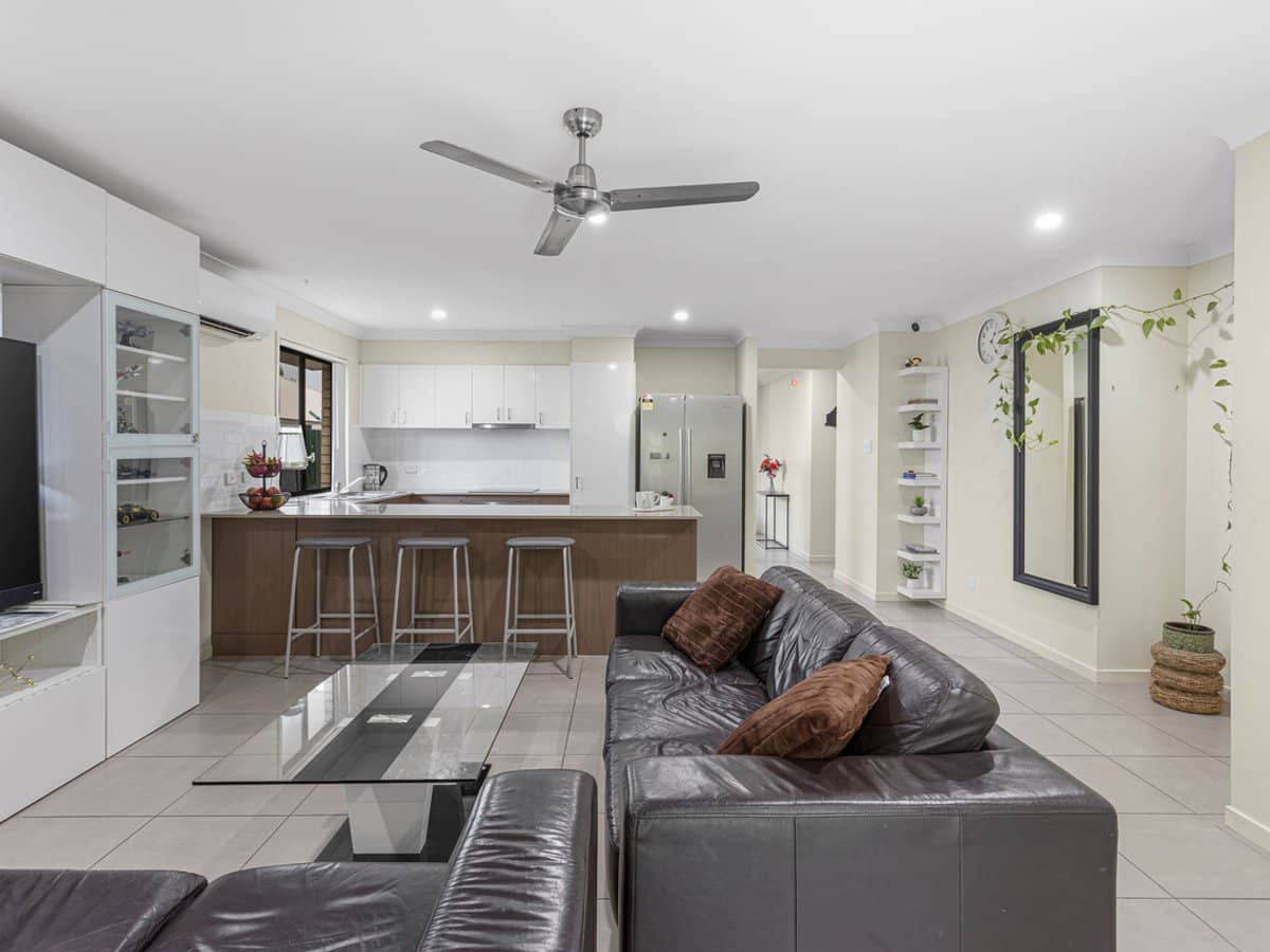 12 Hazel Street, PIMPAMA - Thumbnail 2