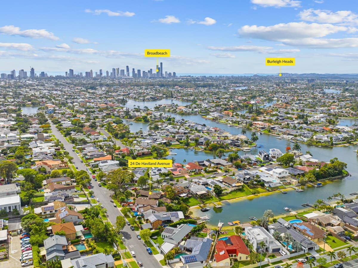 24 De Haviland Avenue, Benowa Waters - Thumbnail 1