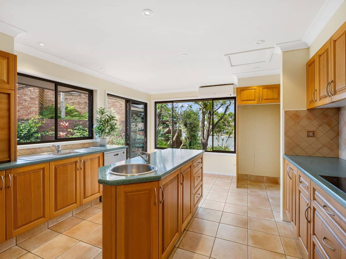 24 De Haviland Avenue, Benowa Waters - Thumbnail 9