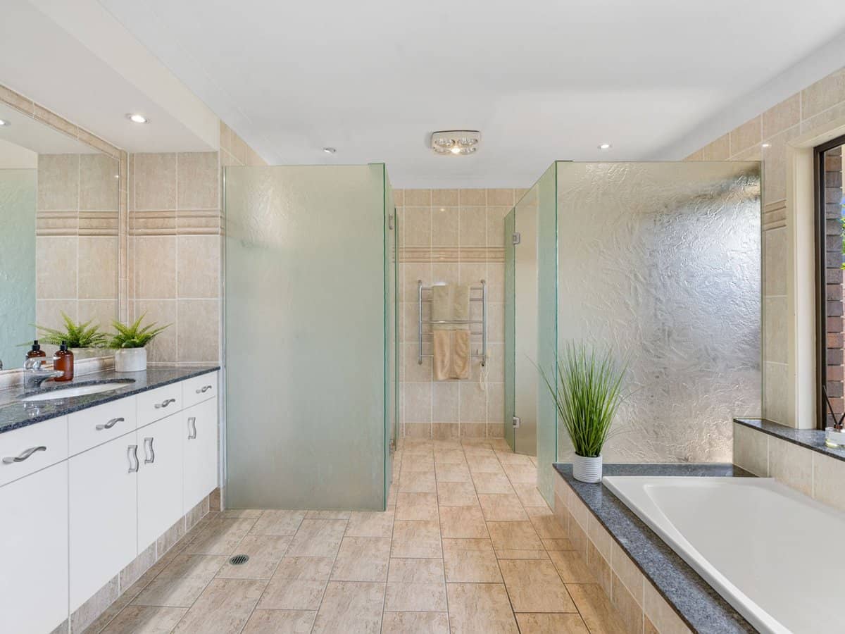 24 De Haviland Avenue, Benowa Waters - Thumbnail 15