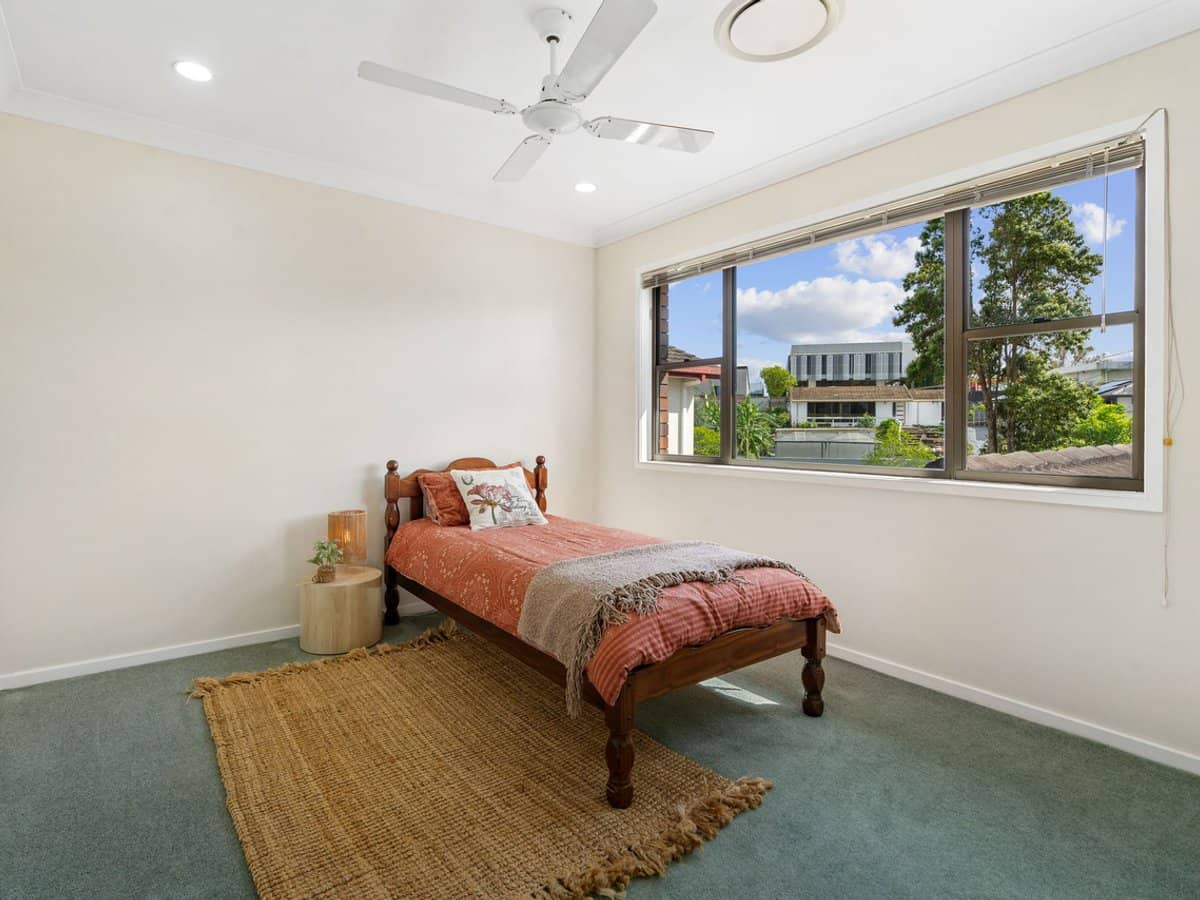 24 De Haviland Avenue, Benowa Waters - Thumbnail 16