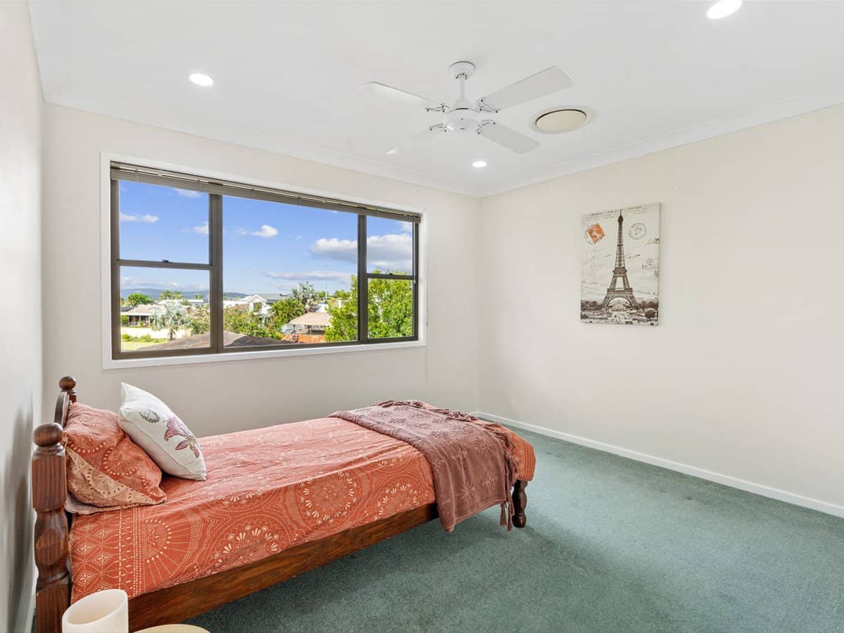 24 De Haviland Avenue, Benowa Waters - Thumbnail 17