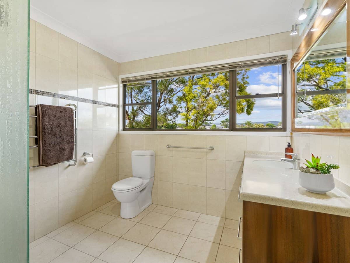 24 De Haviland Avenue, Benowa Waters - Thumbnail 19