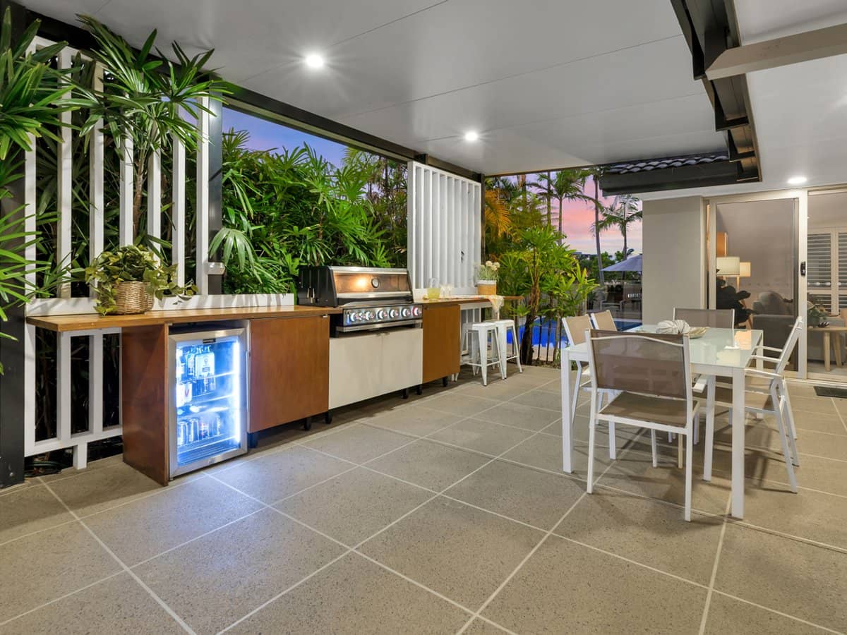 8 BON AIRE Court, CLEAR ISLAND WATERS - Thumbnail 1