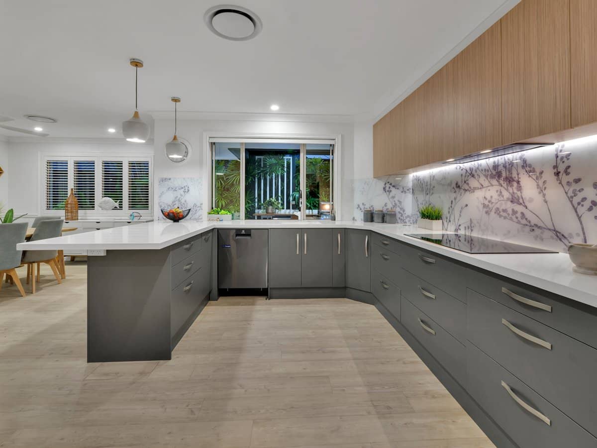 8 BON AIRE Court, CLEAR ISLAND WATERS - Thumbnail 6