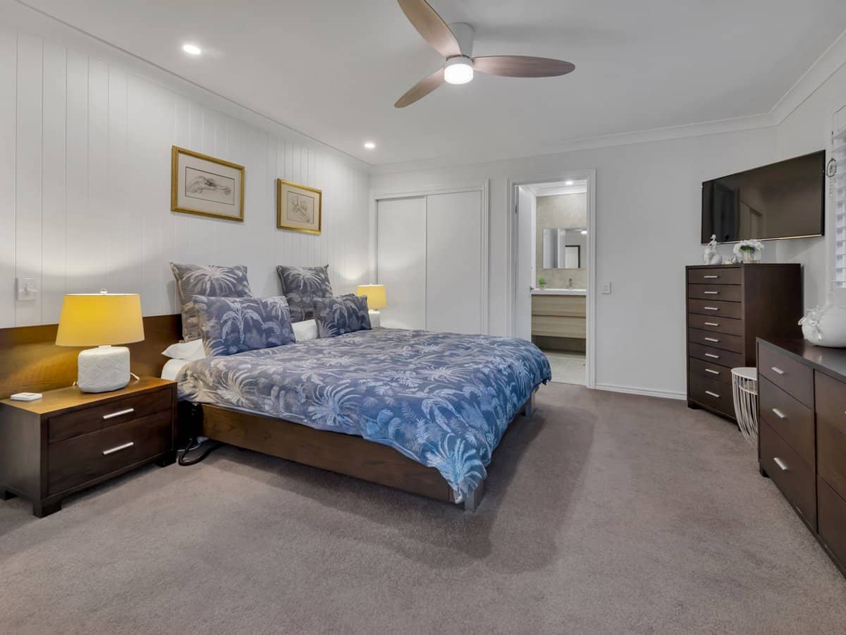 8 BON AIRE Court, CLEAR ISLAND WATERS - Thumbnail 13