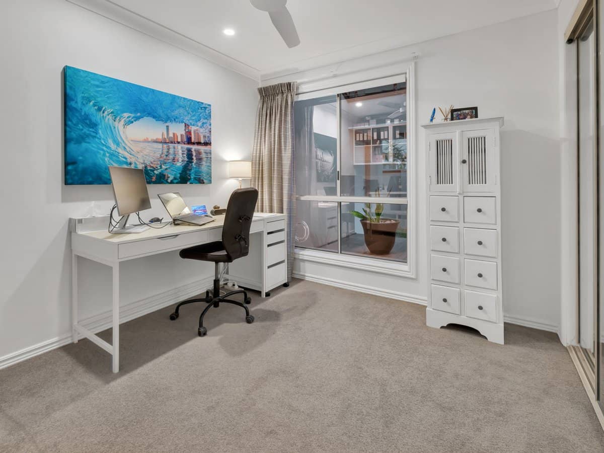 8 BON AIRE Court, CLEAR ISLAND WATERS - Thumbnail 19