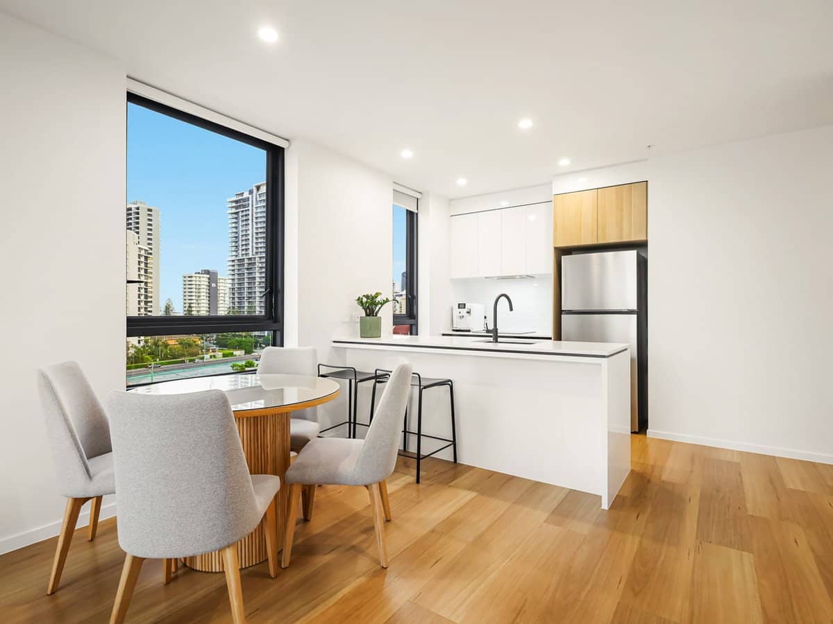 18 Remembrance Drive, SURFERS PARADISE - Thumbnail 2