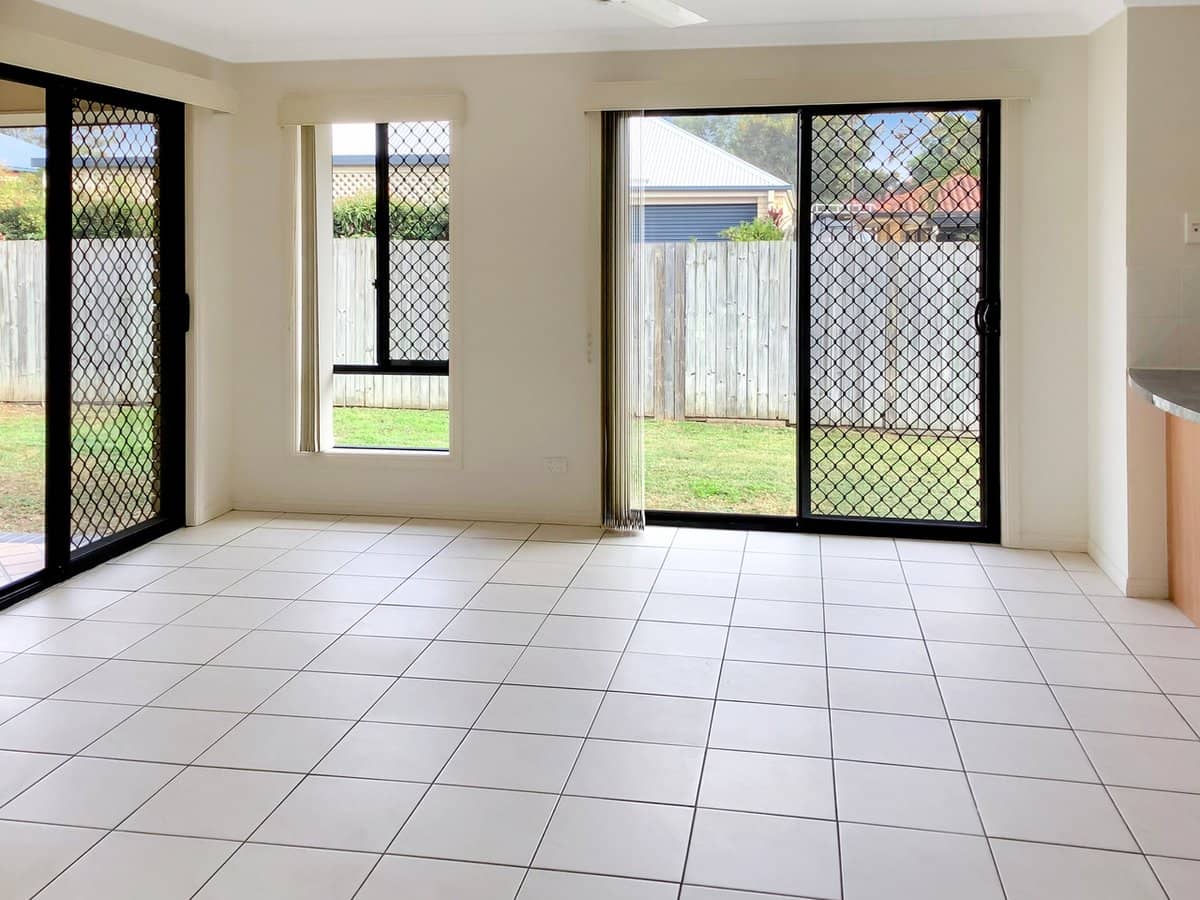 33 Eden Crescent, SPRINGFIELD LAKES - Thumbnail 3