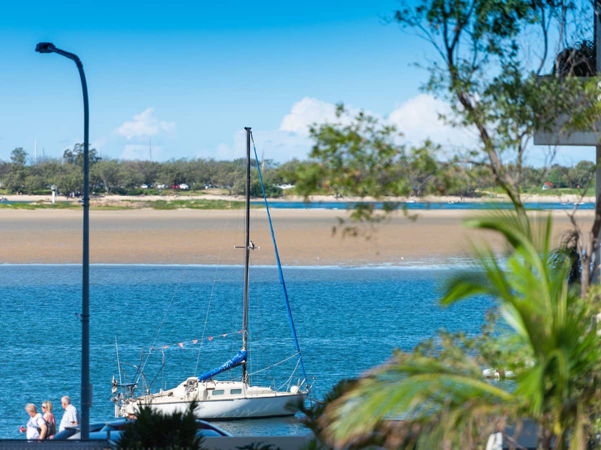 300 Marine Parade, LABRADOR - Thumbnail 3