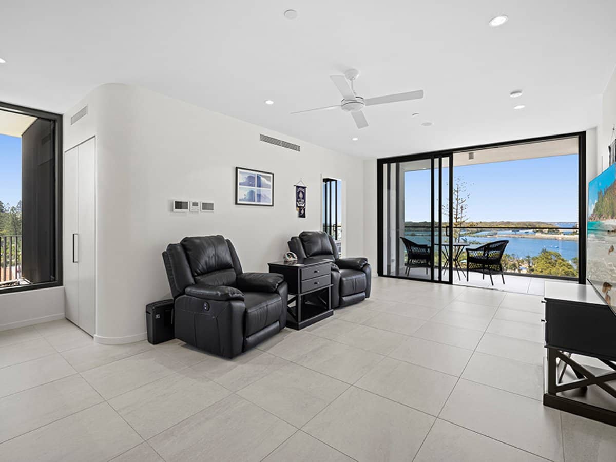 144-146 Marine Parade, COOLANGATTA - Thumbnail 2