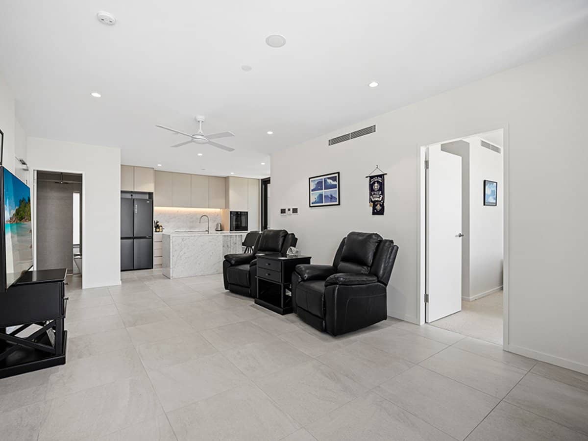 144-146 Marine Parade, COOLANGATTA - Thumbnail 9