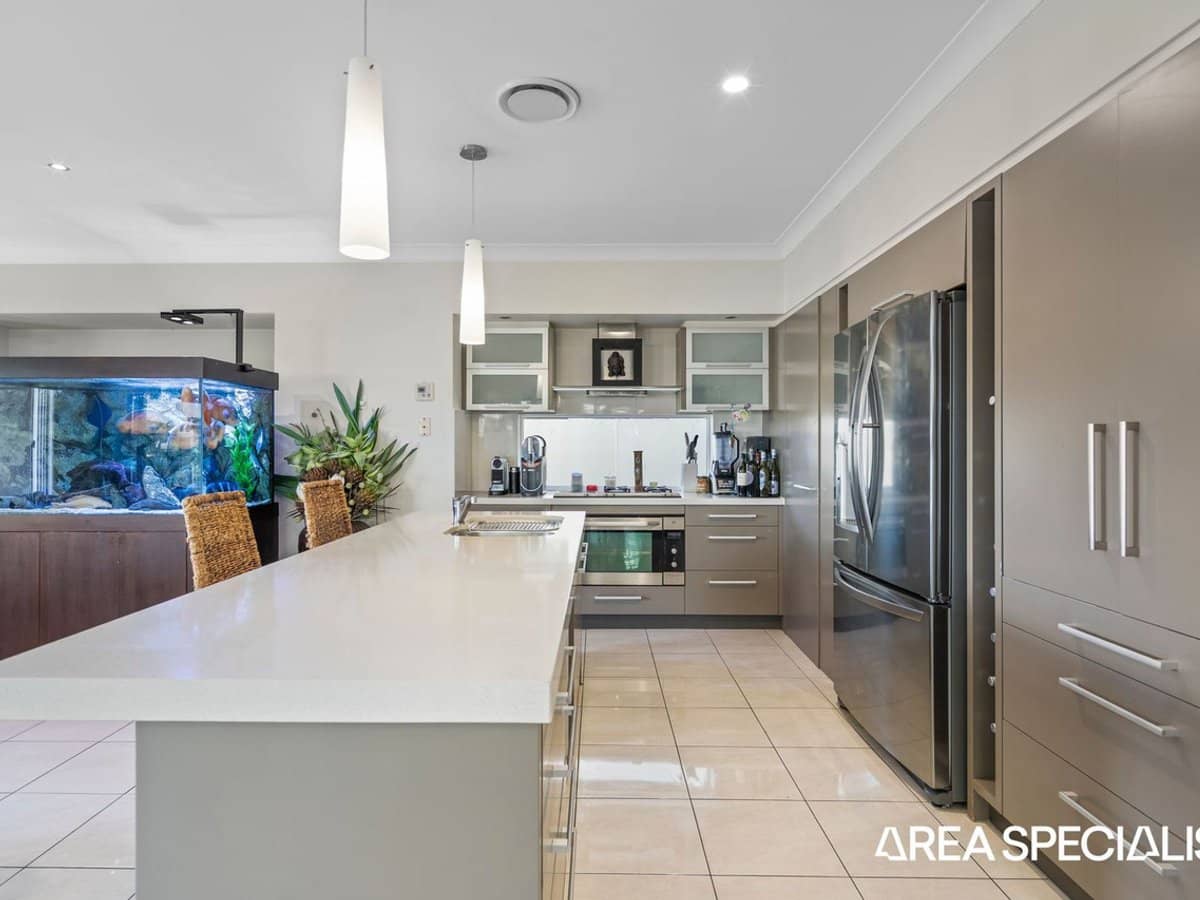 19 Coomera Court, Helensvale - Thumbnail 5