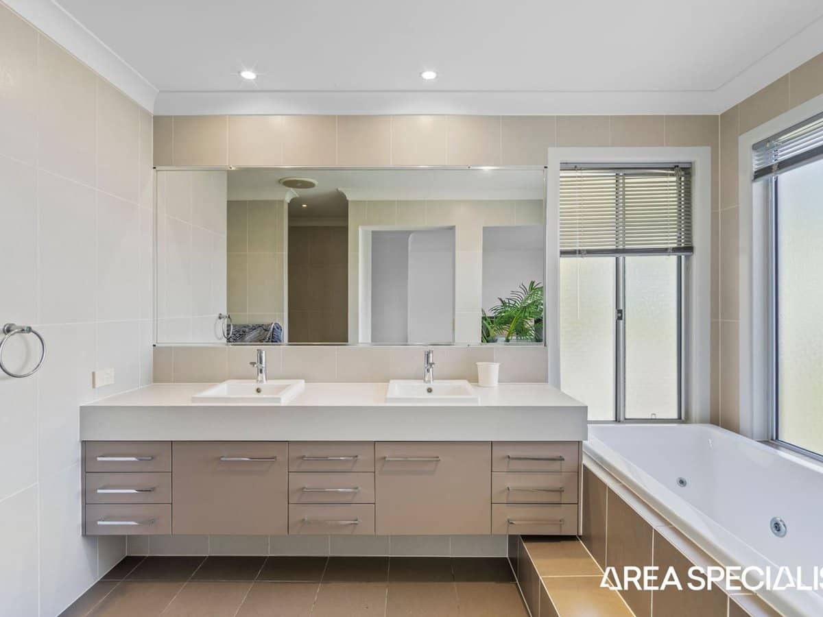 19 Coomera Court, Helensvale - Thumbnail 13