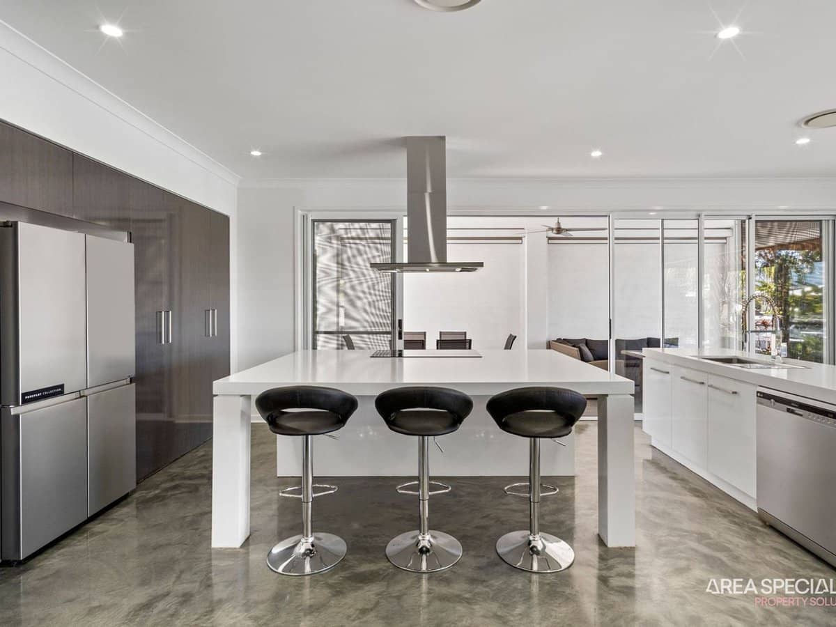 10 Sundown Place, Jacobs Well - Thumbnail 6