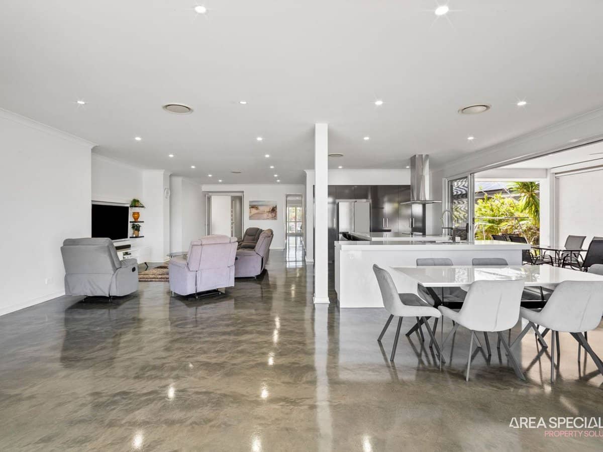 10 Sundown Place, Jacobs Well - Thumbnail 8