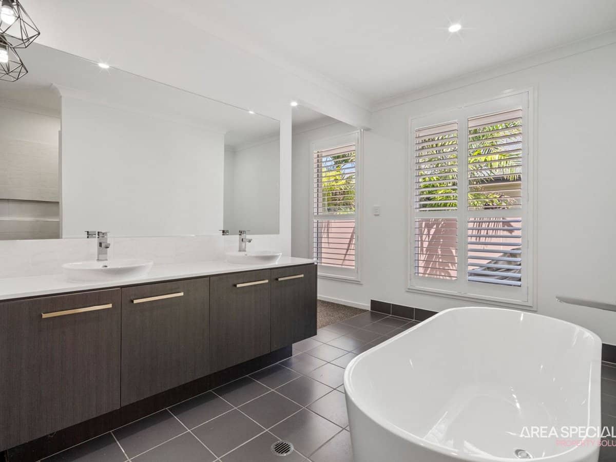 10 Sundown Place, Jacobs Well - Thumbnail 13