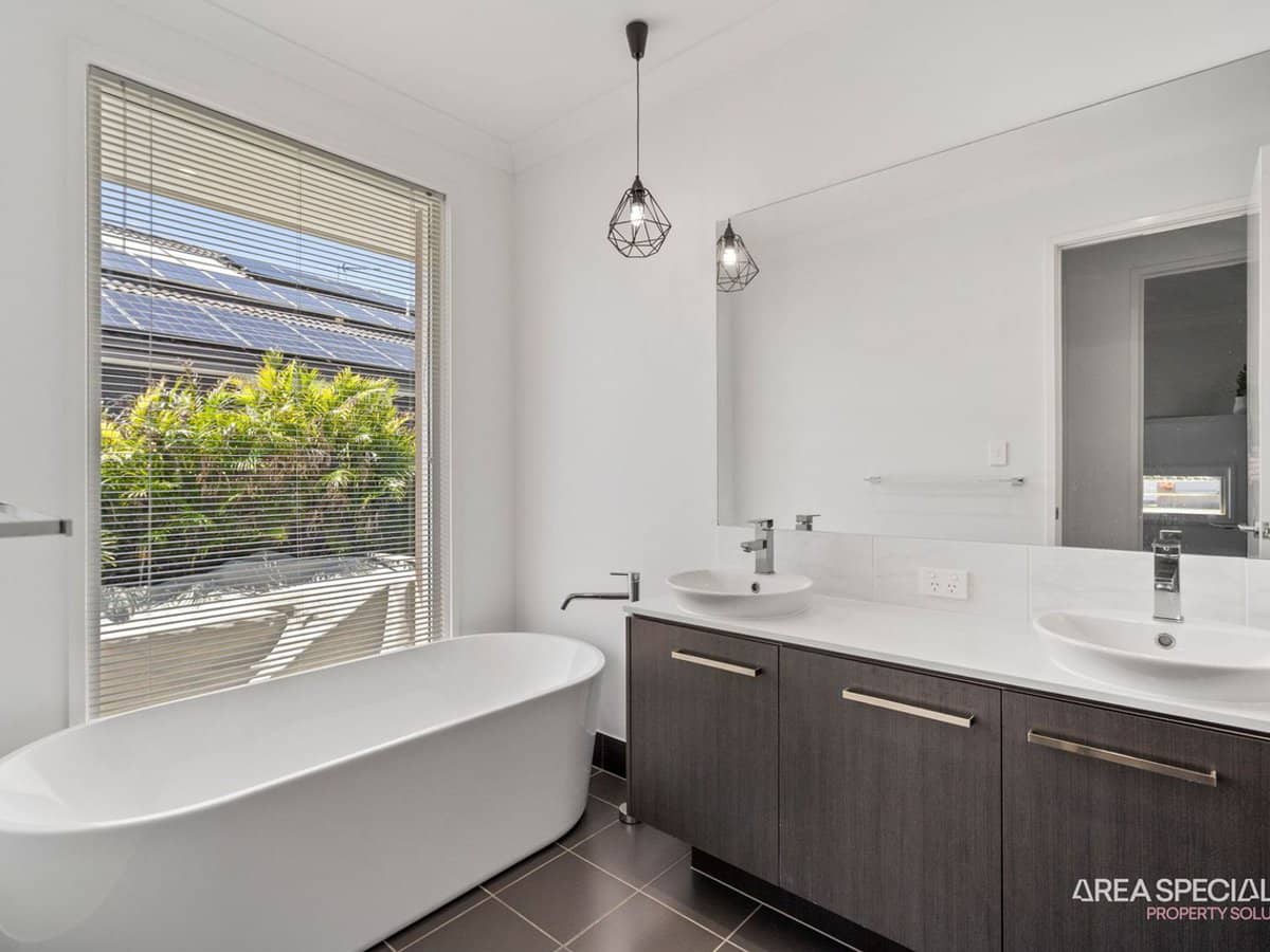 10 Sundown Place, Jacobs Well - Thumbnail 17