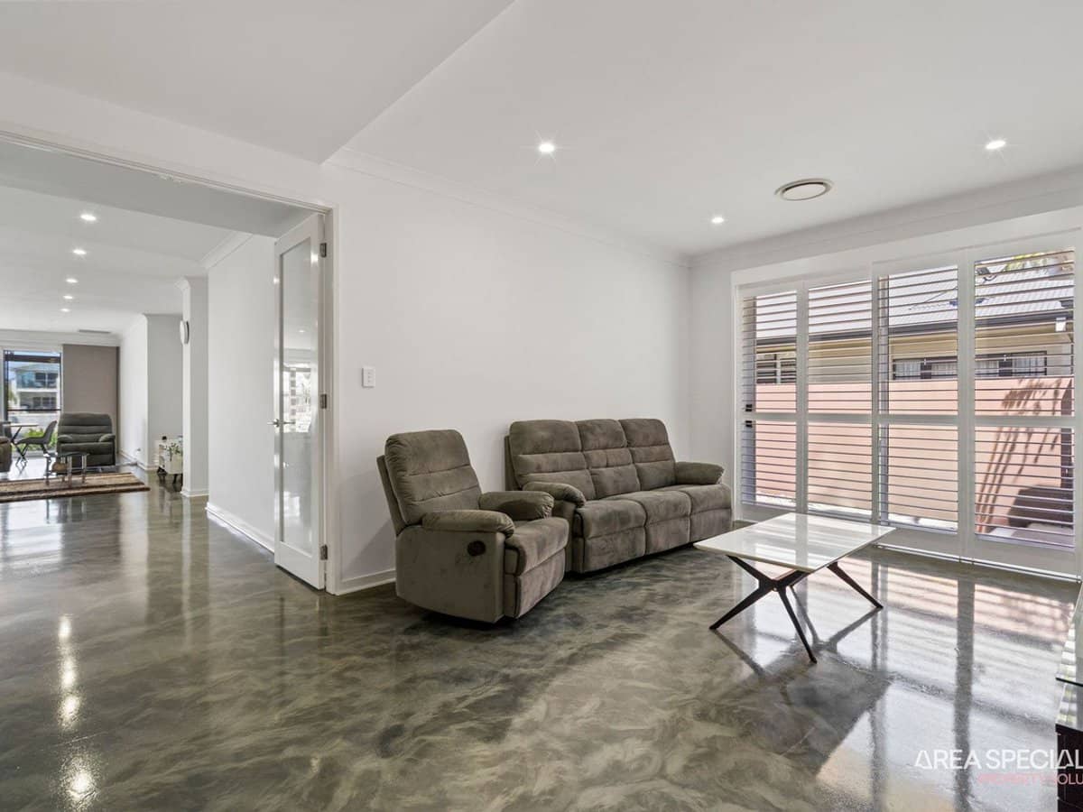 10 Sundown Place, Jacobs Well - Thumbnail 18