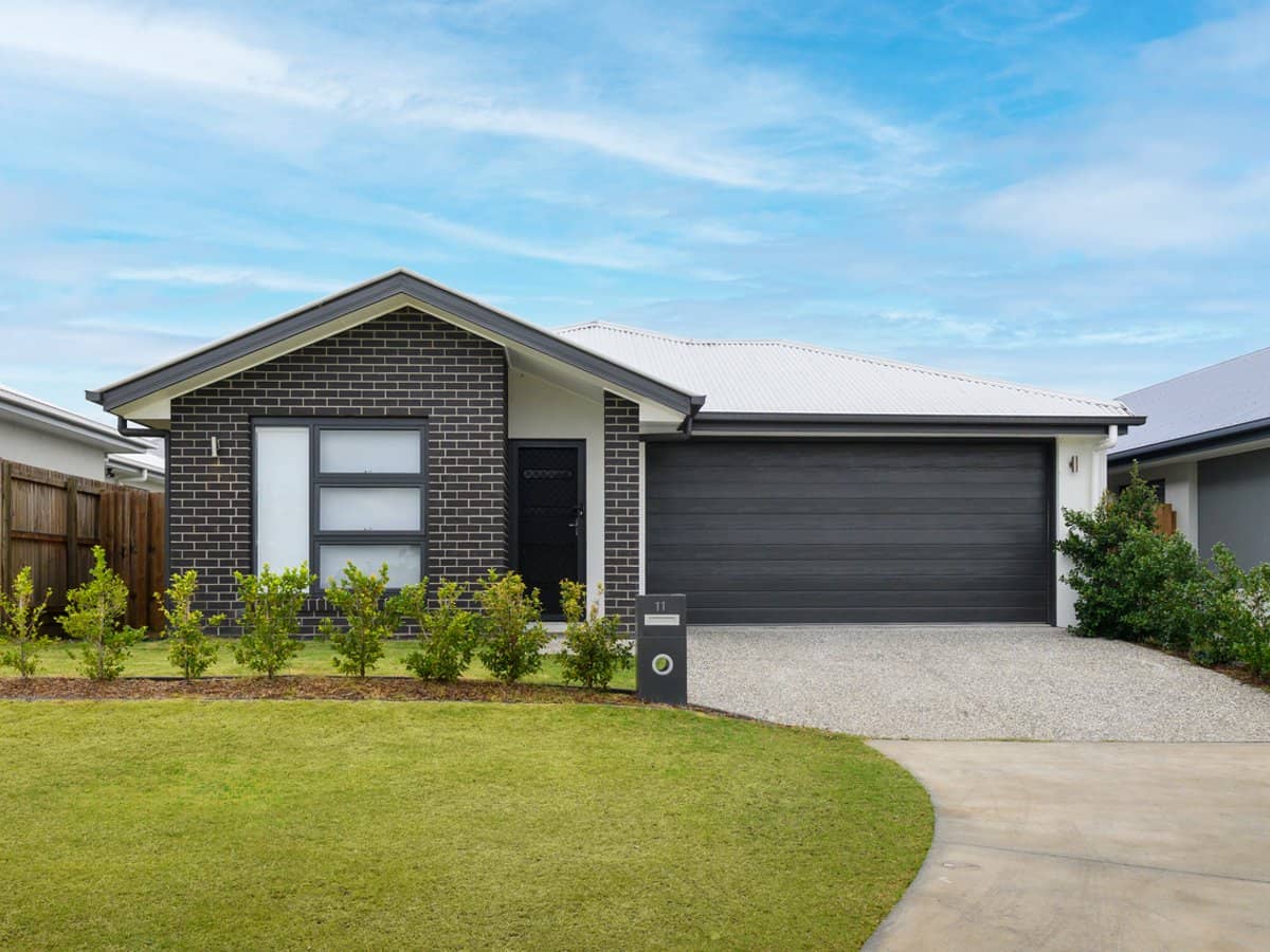 11 Cicely Circuit, GREENBANK - Thumbnail 1