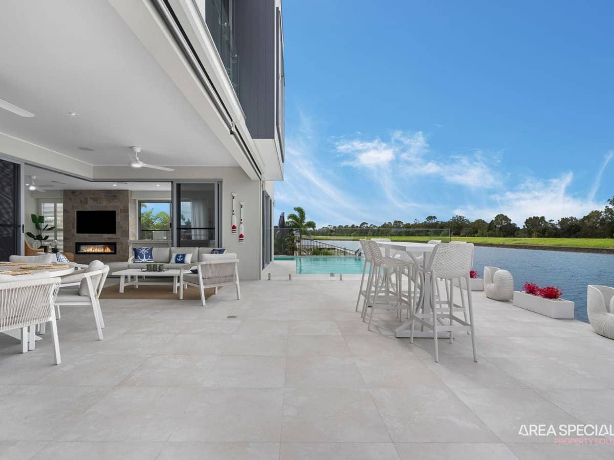 102 Paradise Parade, Jacobs Well - Thumbnail 1