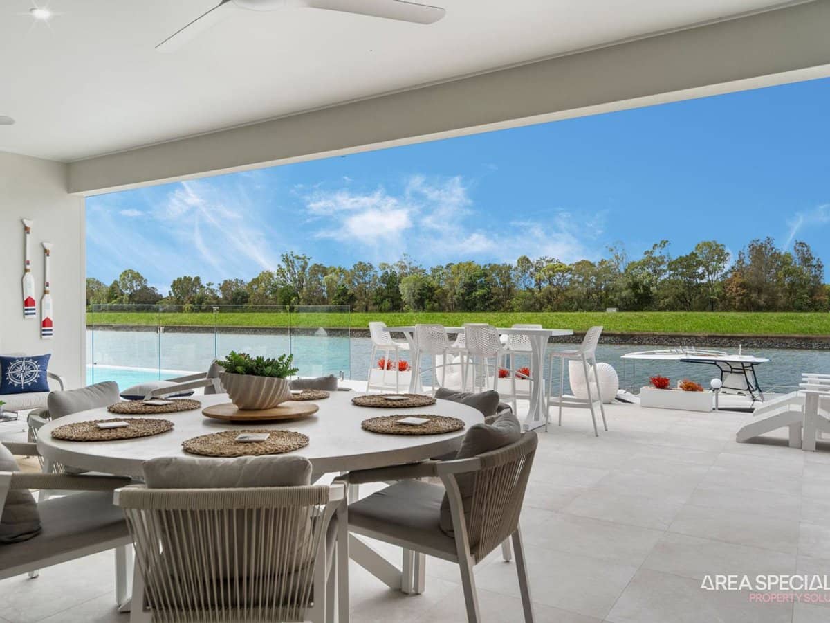 102 Paradise Parade, Jacobs Well - Thumbnail 2