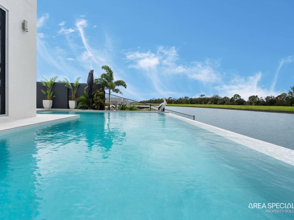 102 Paradise Parade, Jacobs Well - Thumbnail 5