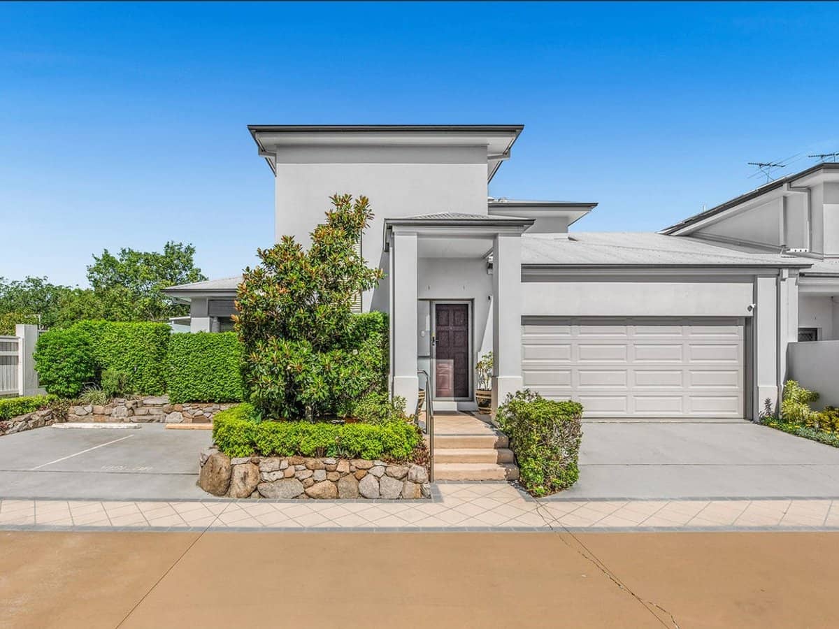 7 Greenway Circuit, MOUNT OMMANEY - Thumbnail 1