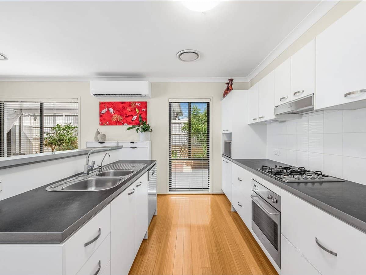 7 Greenway Circuit, MOUNT OMMANEY - Thumbnail 2